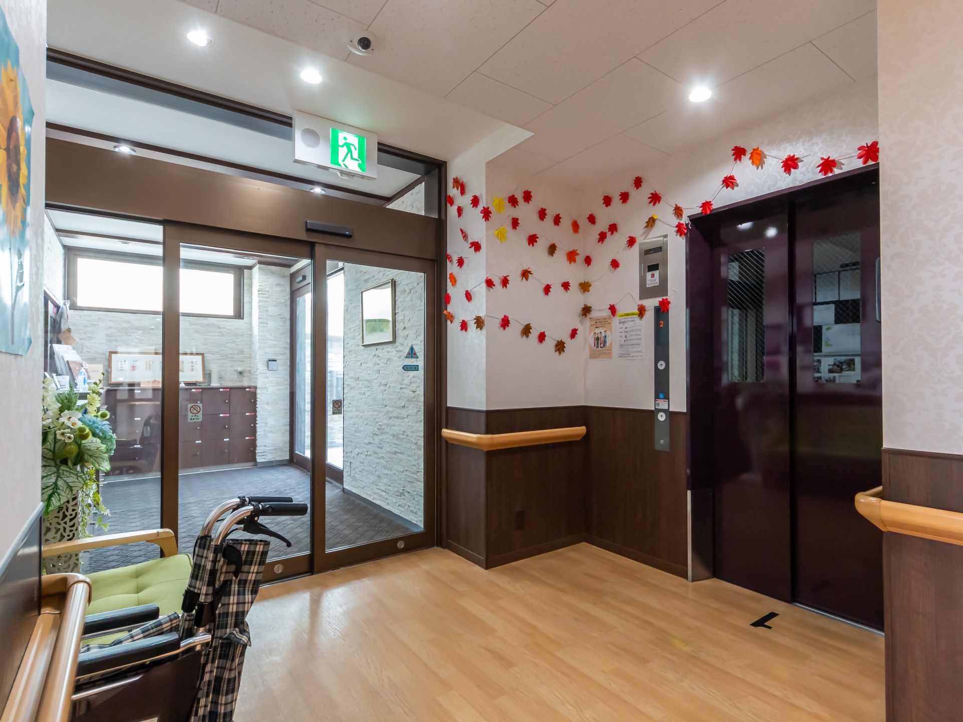 車椅子とエレベーターの前