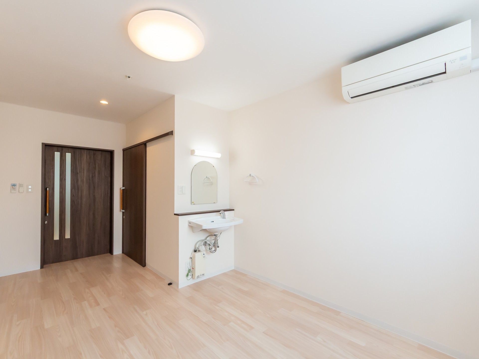 シンプルな個室の一角