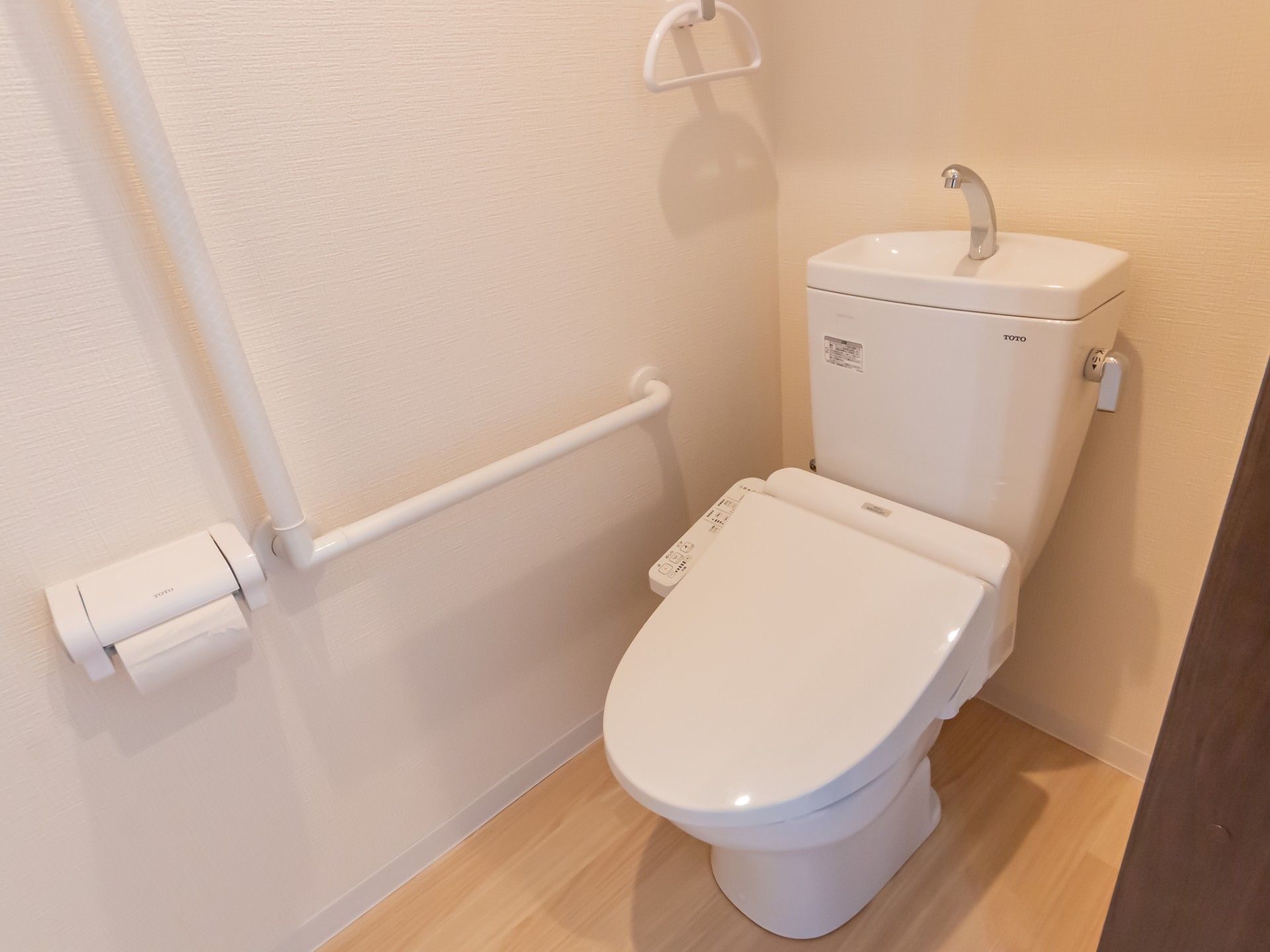 手すり付きのトイレ