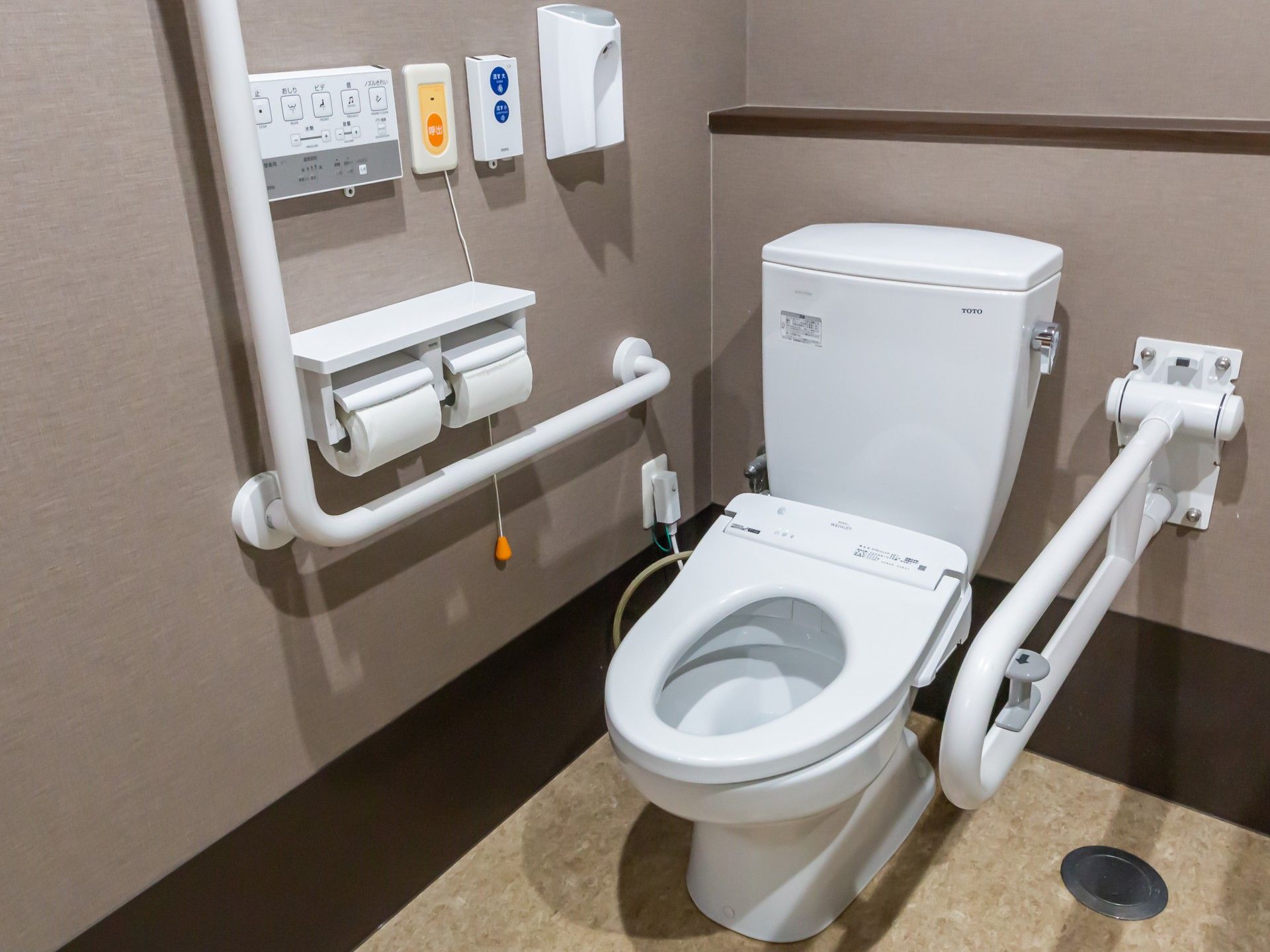 手すり付きのトイレ