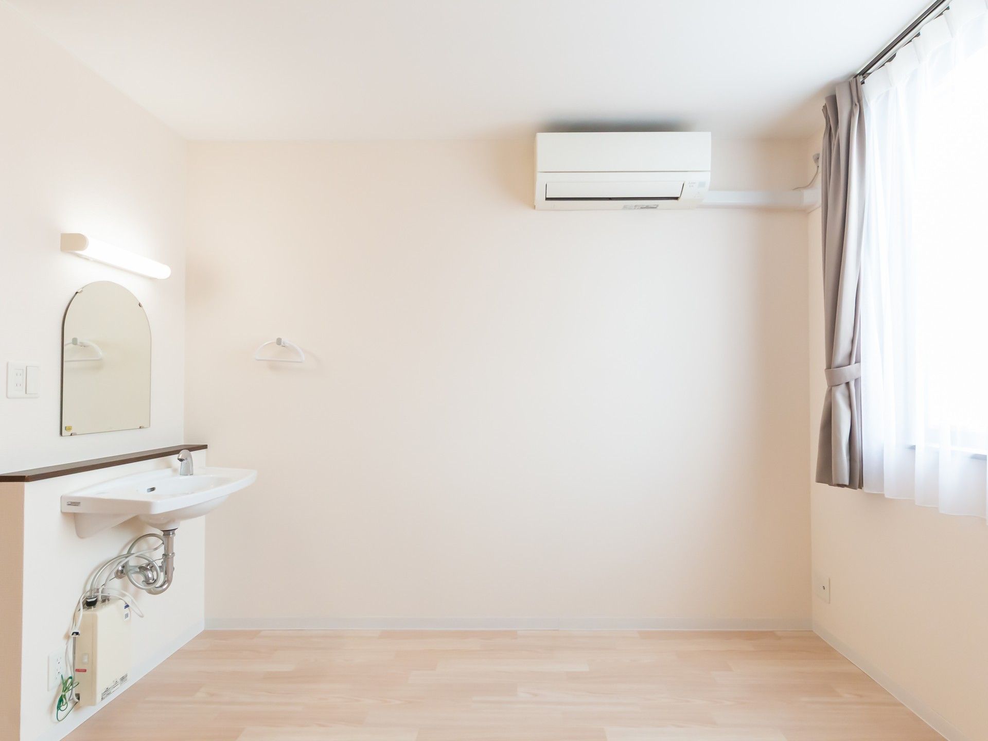 明るい個室の洗面台