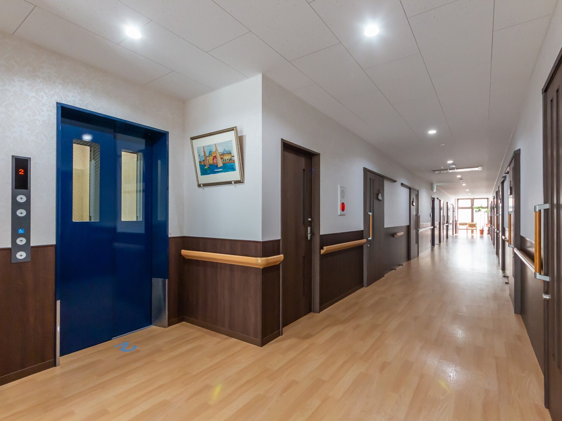 明るい廊下とエレベーター