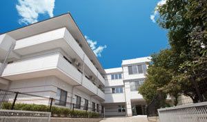 明るい外観の建物