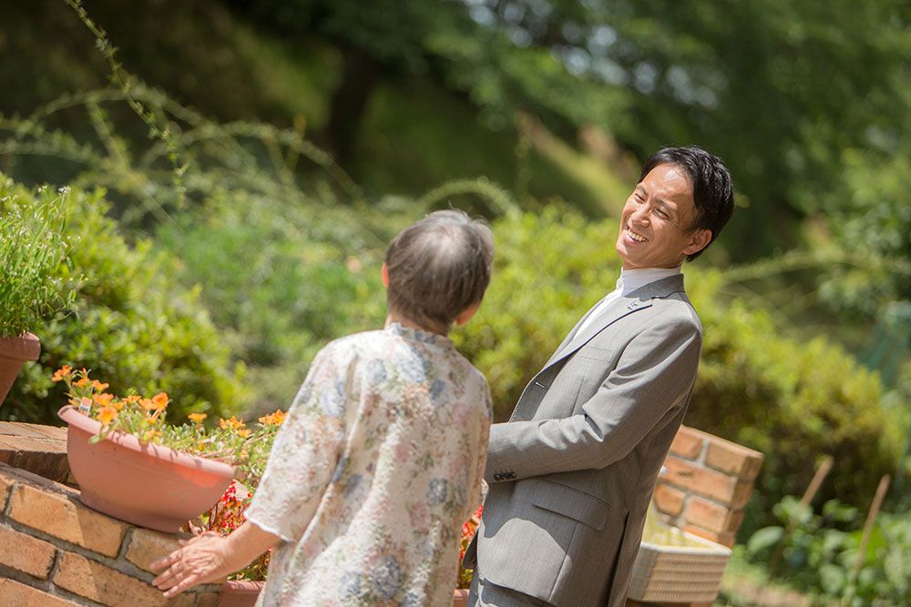 笑顔で会話する庭園