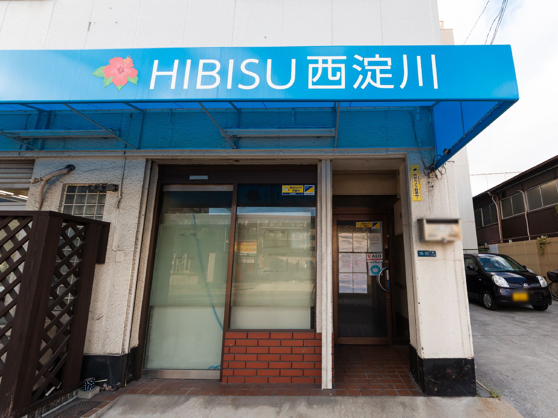 バリアフリー化されていて段差は無く、自動ドアが設置されている玄関