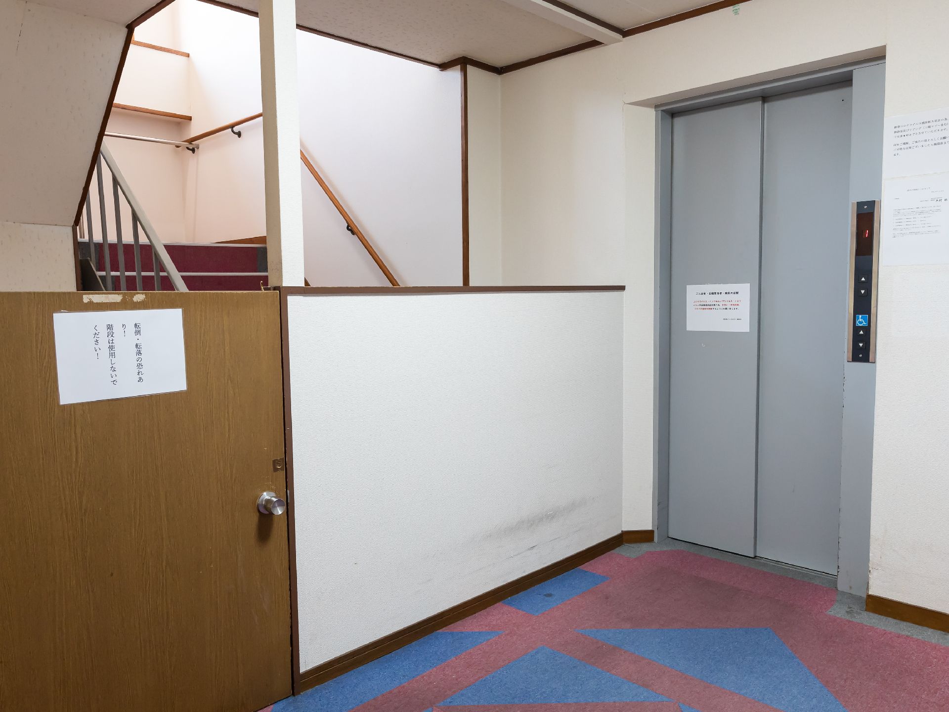 車椅子の方が余裕をもって利用できる広さがあるエレベーター