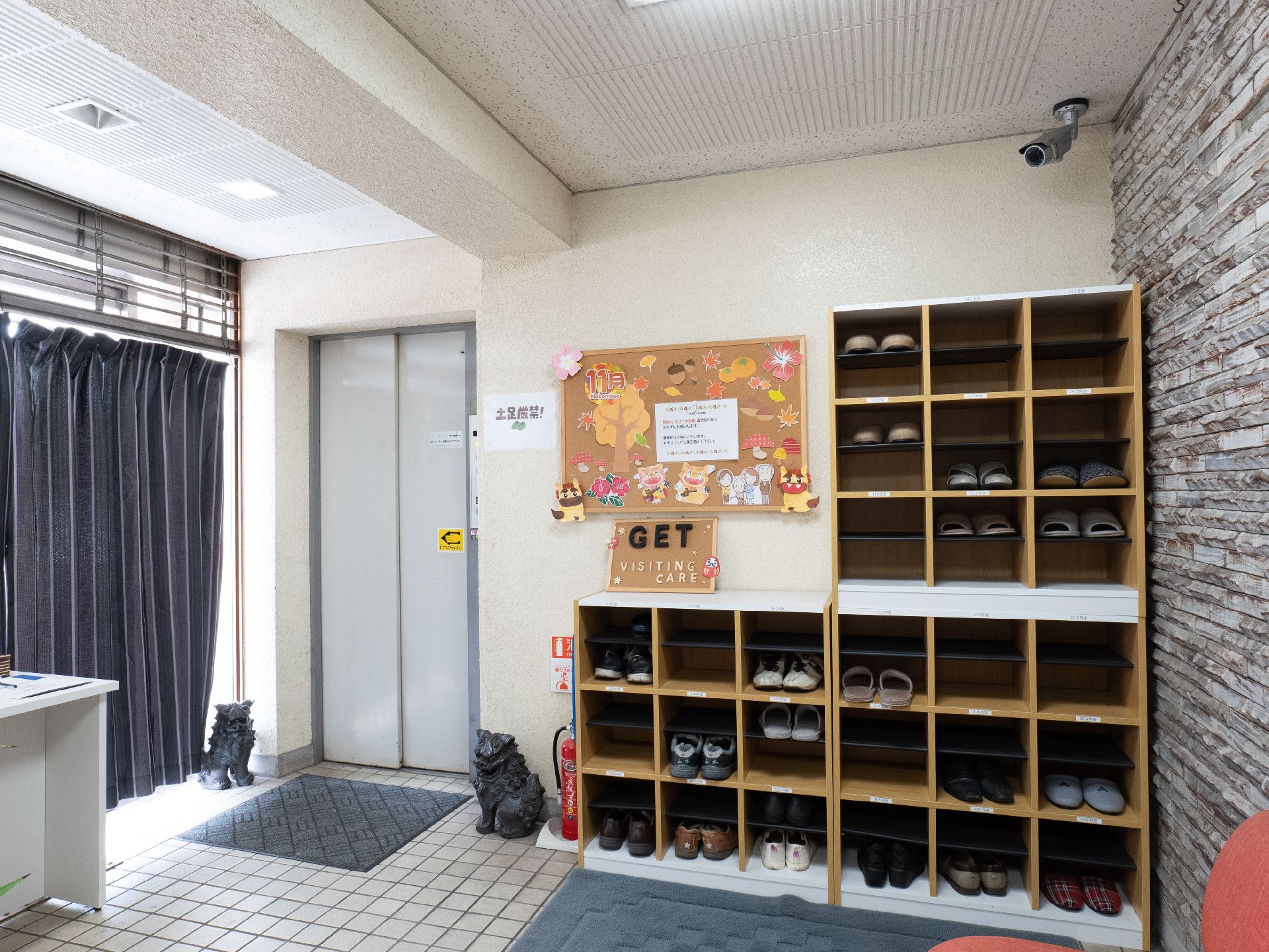 監視カメラがついている玄関