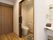 居室にある洋式トイレと洗面台