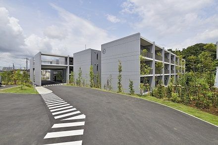モダンな建物のエントランス