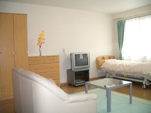 大きな窓があり、白を基調としているシンプルな居室内の様子