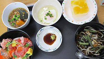 フルーツゼリーが付いた海鮮丼とそばのセット