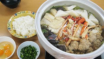 蟹と白身魚の鍋と、小皿に用意されたや薬味