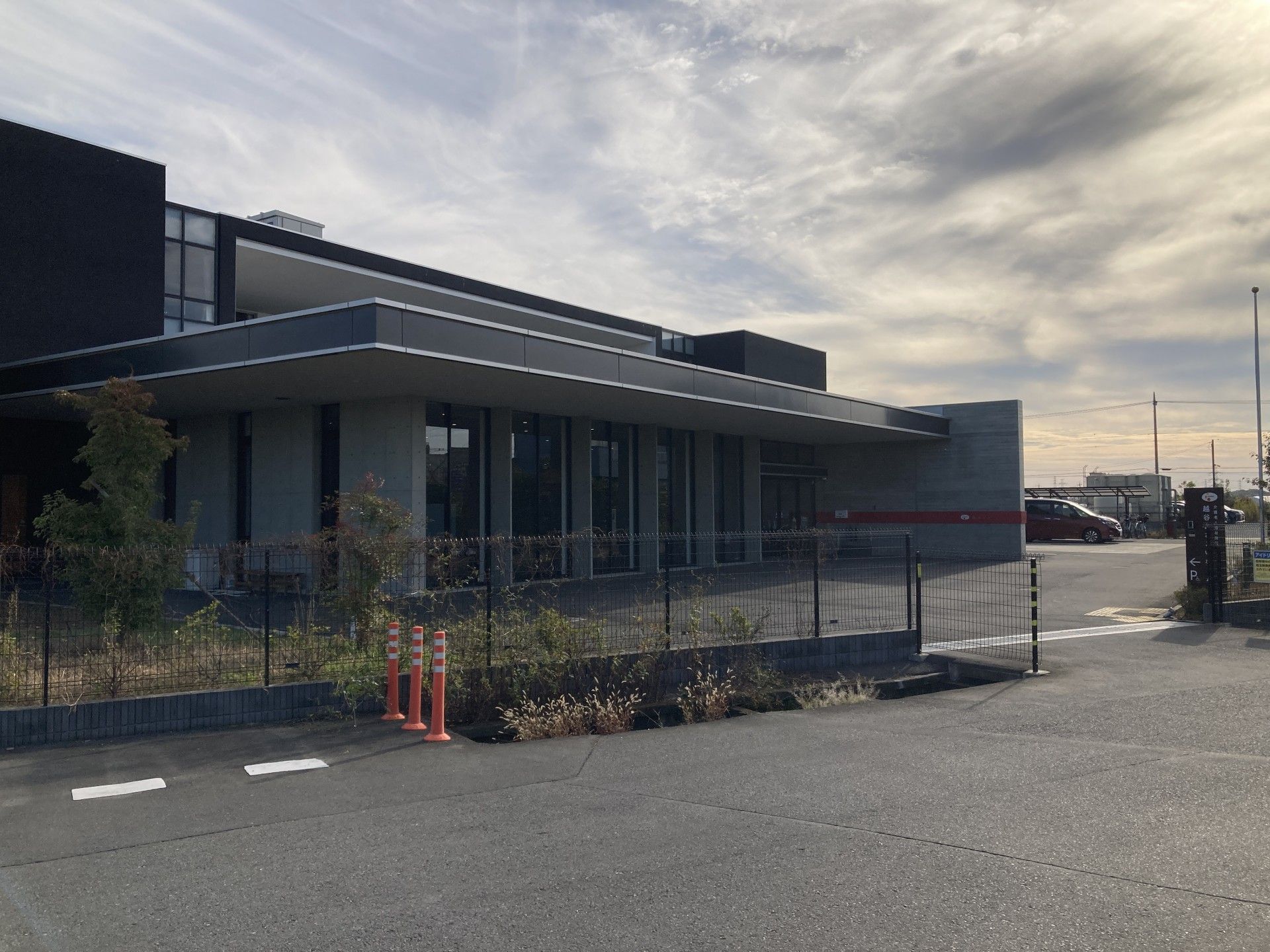 広い駐車場のある建物