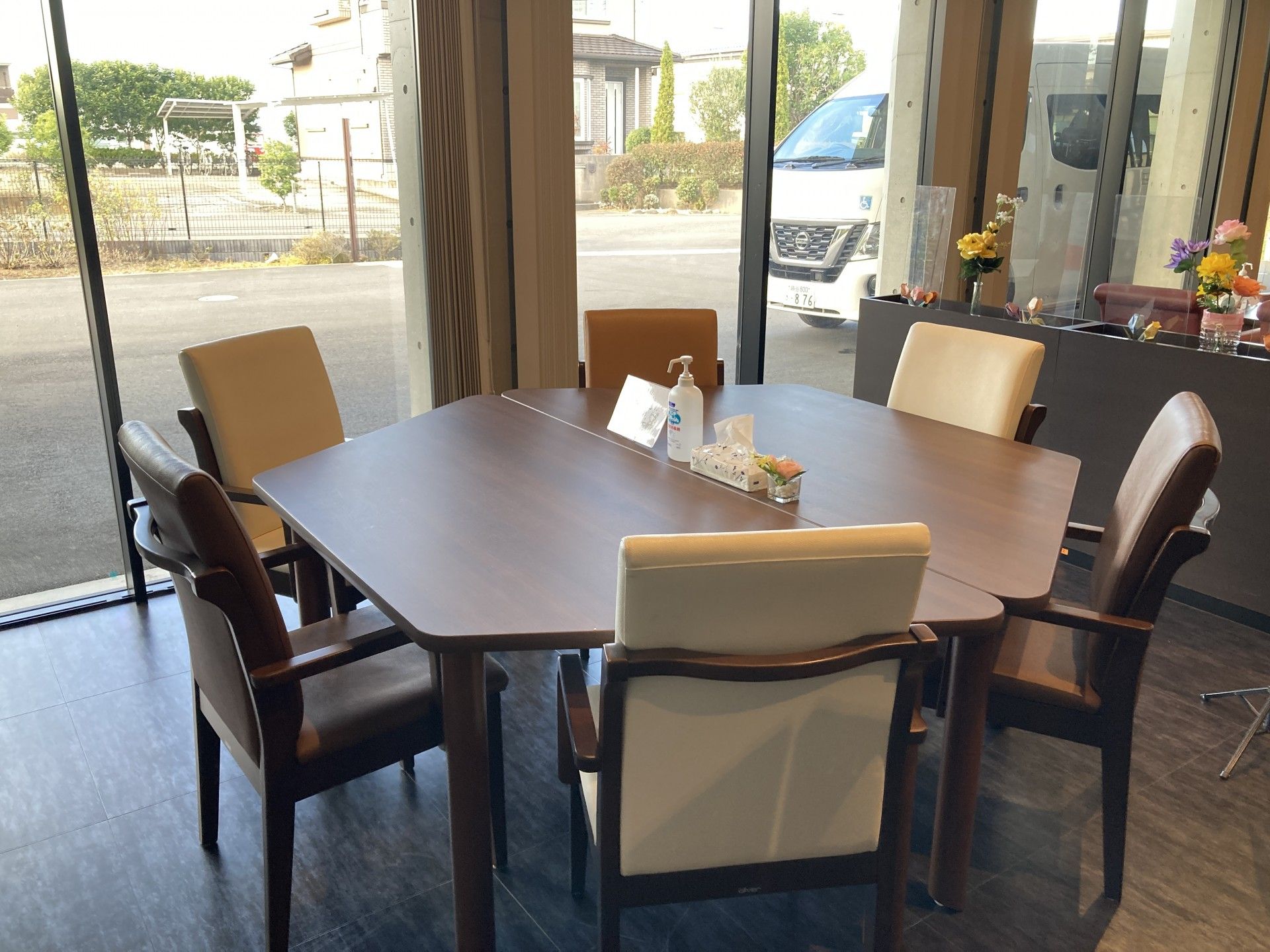 窓際のテーブルと椅子