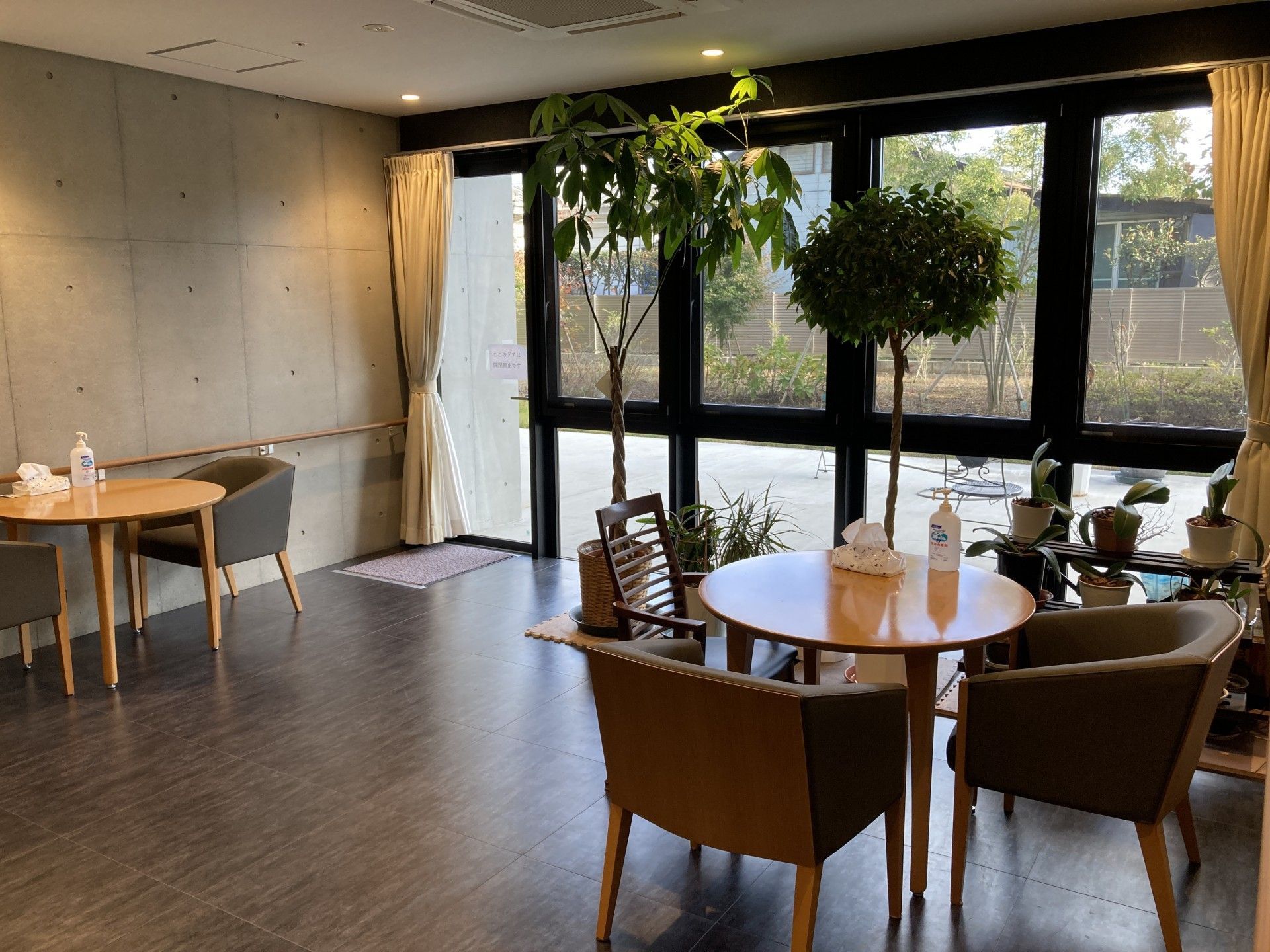 自然光が差し込む談話スペース