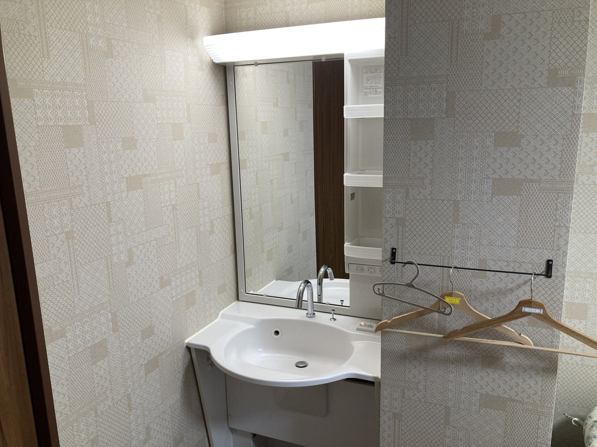 洗面台と鏡のある空間