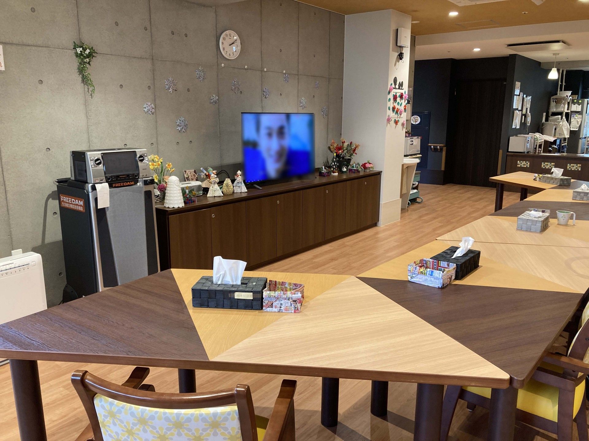 テレビとテーブルのある部屋