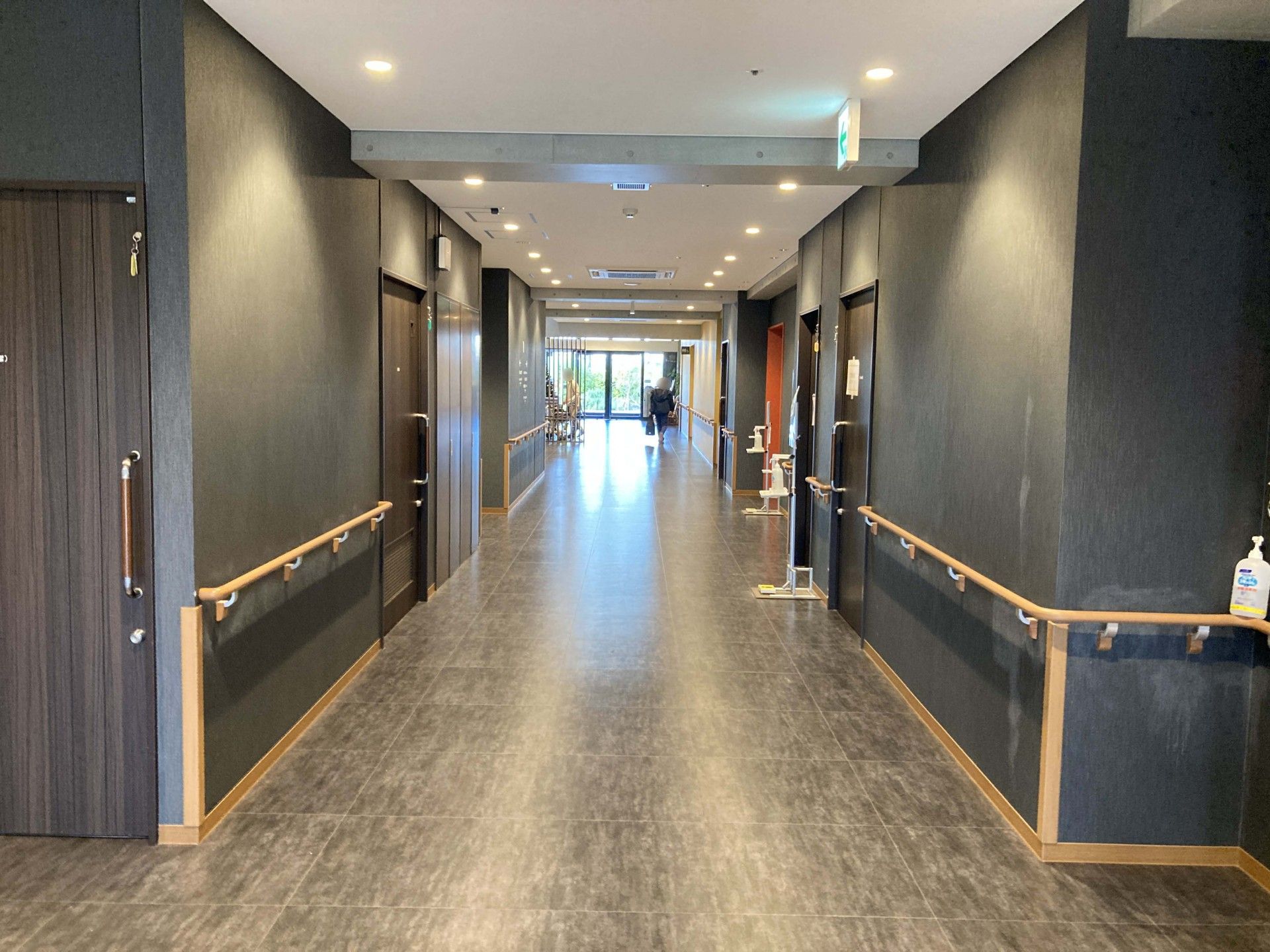 手すり付きの長い廊下