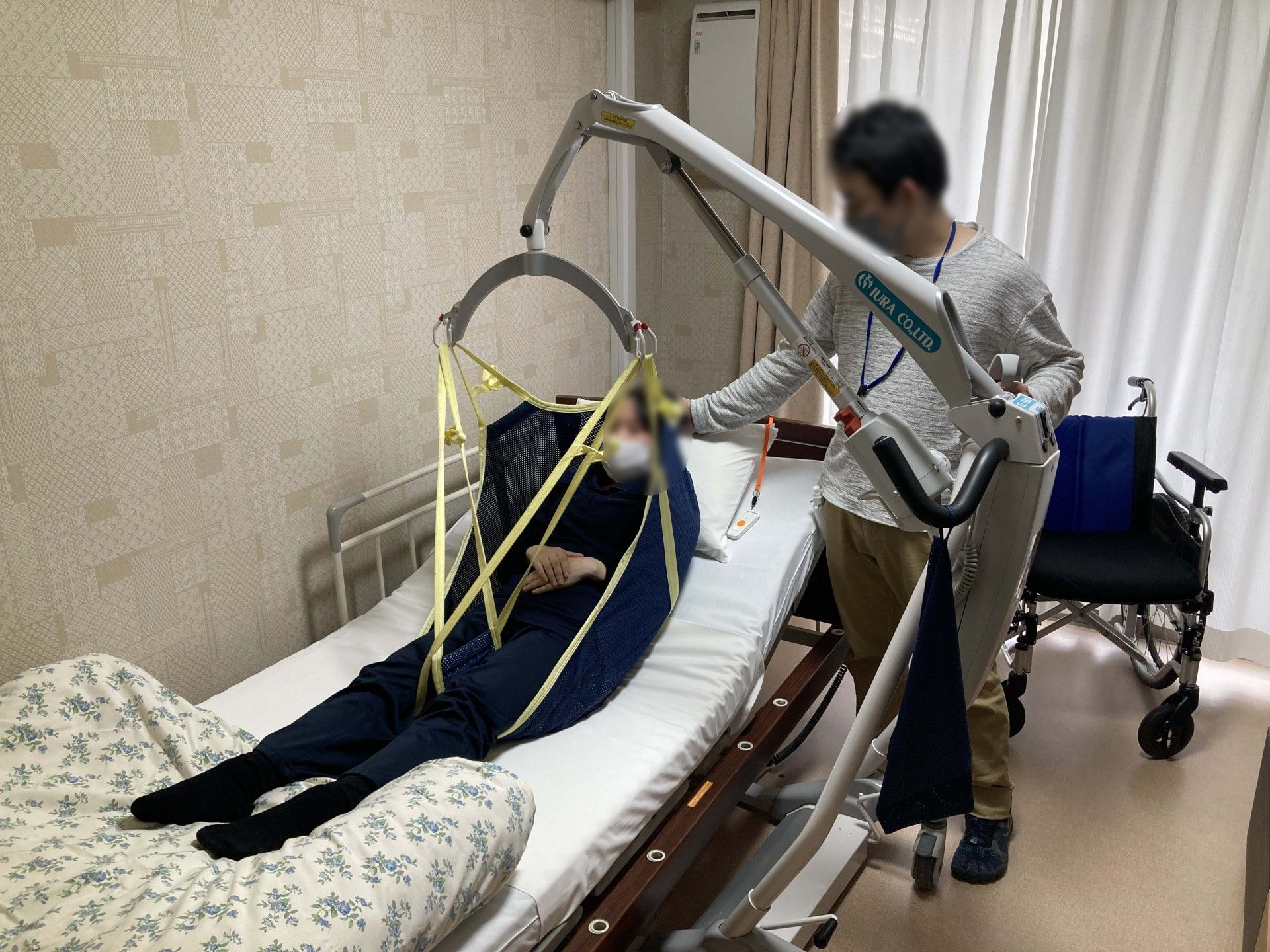 リフトを使った移動支援