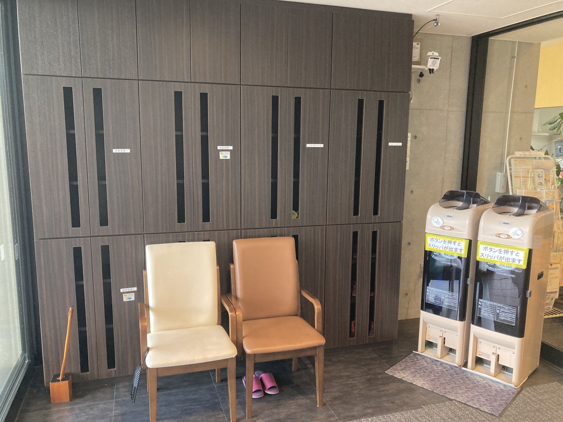 椅子とスリッパラック