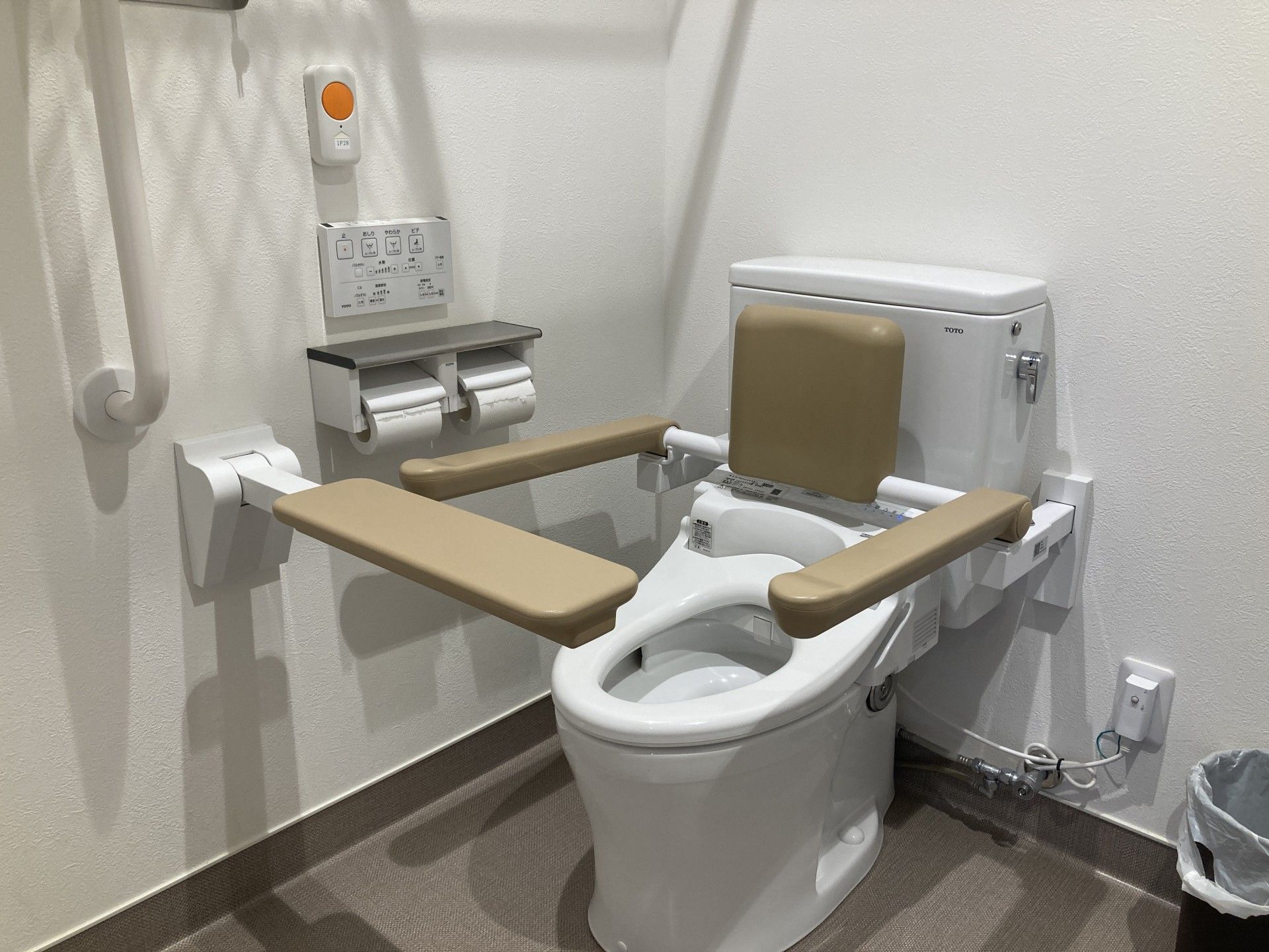 手すり付きのトイレ