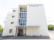 白い外壁で高級マンションのような雰囲気がある施設の外観