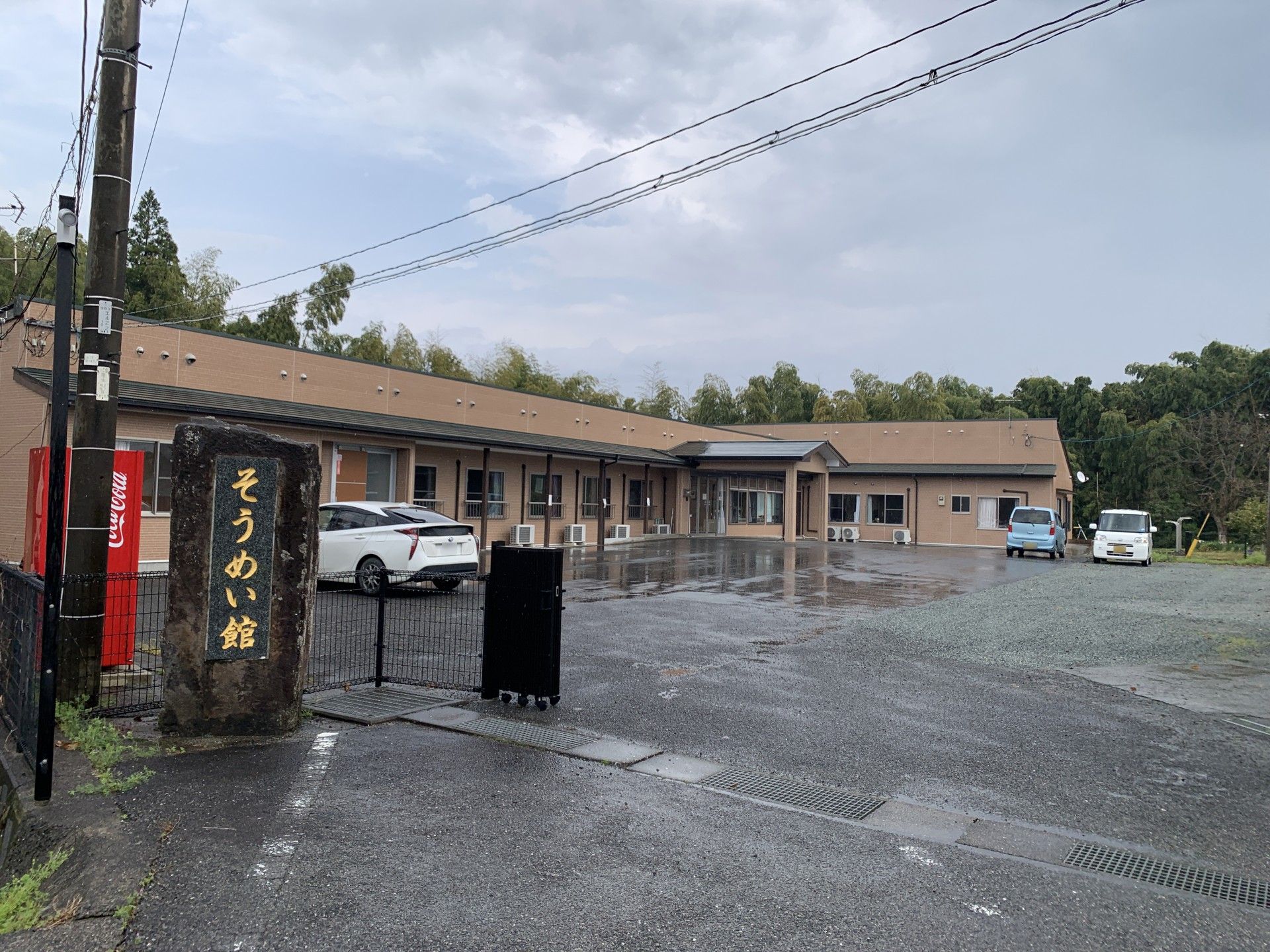 広い駐車場の建物