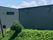 緑に囲まれた建物外観
