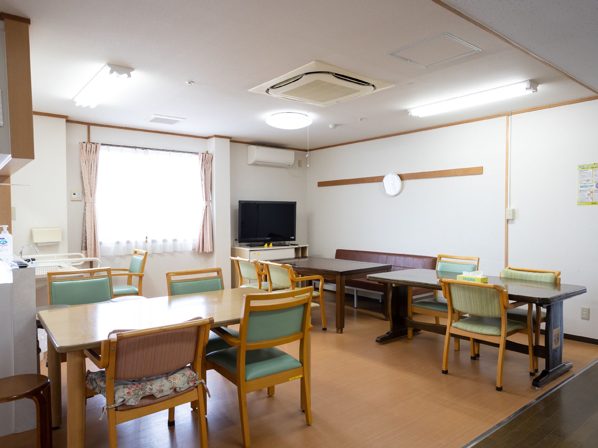 入居者様たちと、テレビをご覧いただける共有スペース