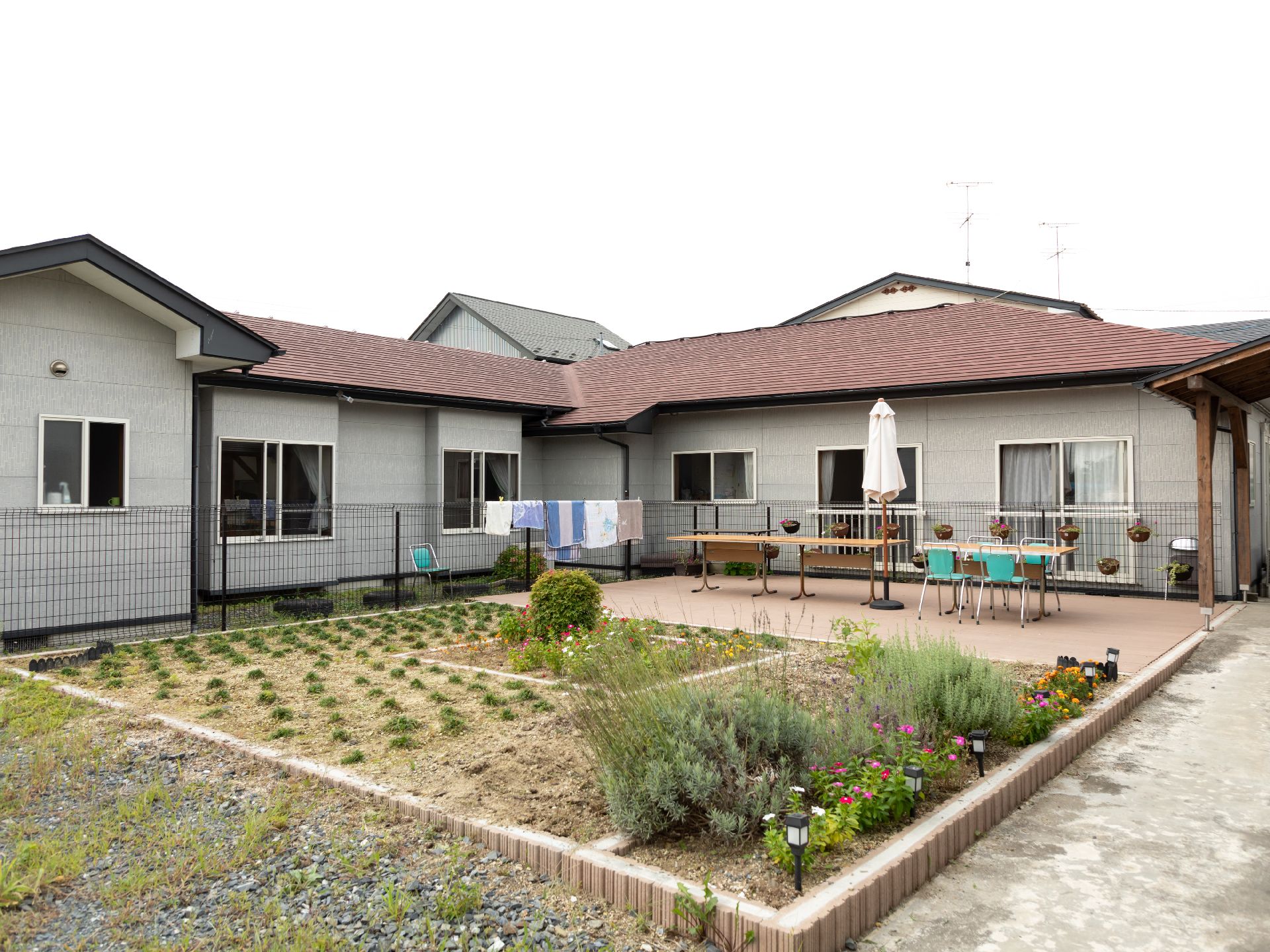 ２階建ての温かみのある色調をした外観の老人ホーム