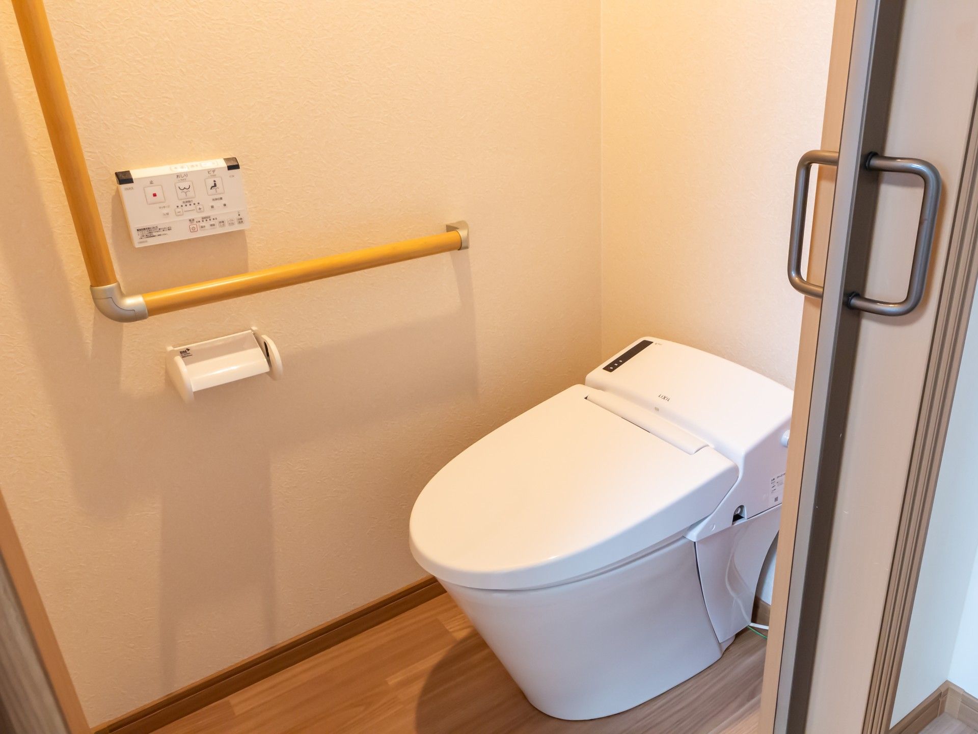 手すり付きのトイレ