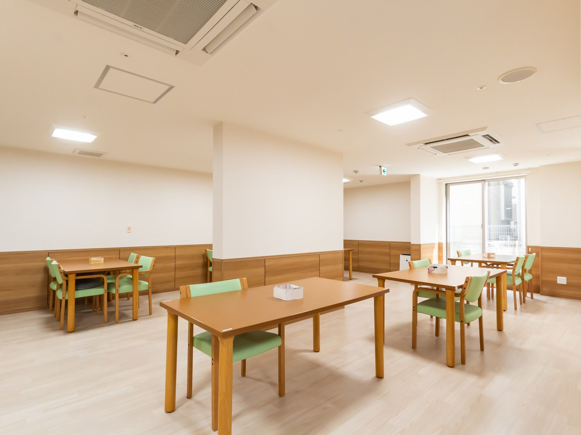 車いすから立ち上がろうとしている男性とそれを補助しようとしている女性スタッフの様子