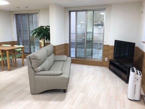 大きなソファとテレビが置いてあるリビングスペースの一角