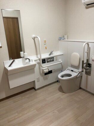 手すりが両側についている施設内のトイレの様子。負担がかからないトイレ