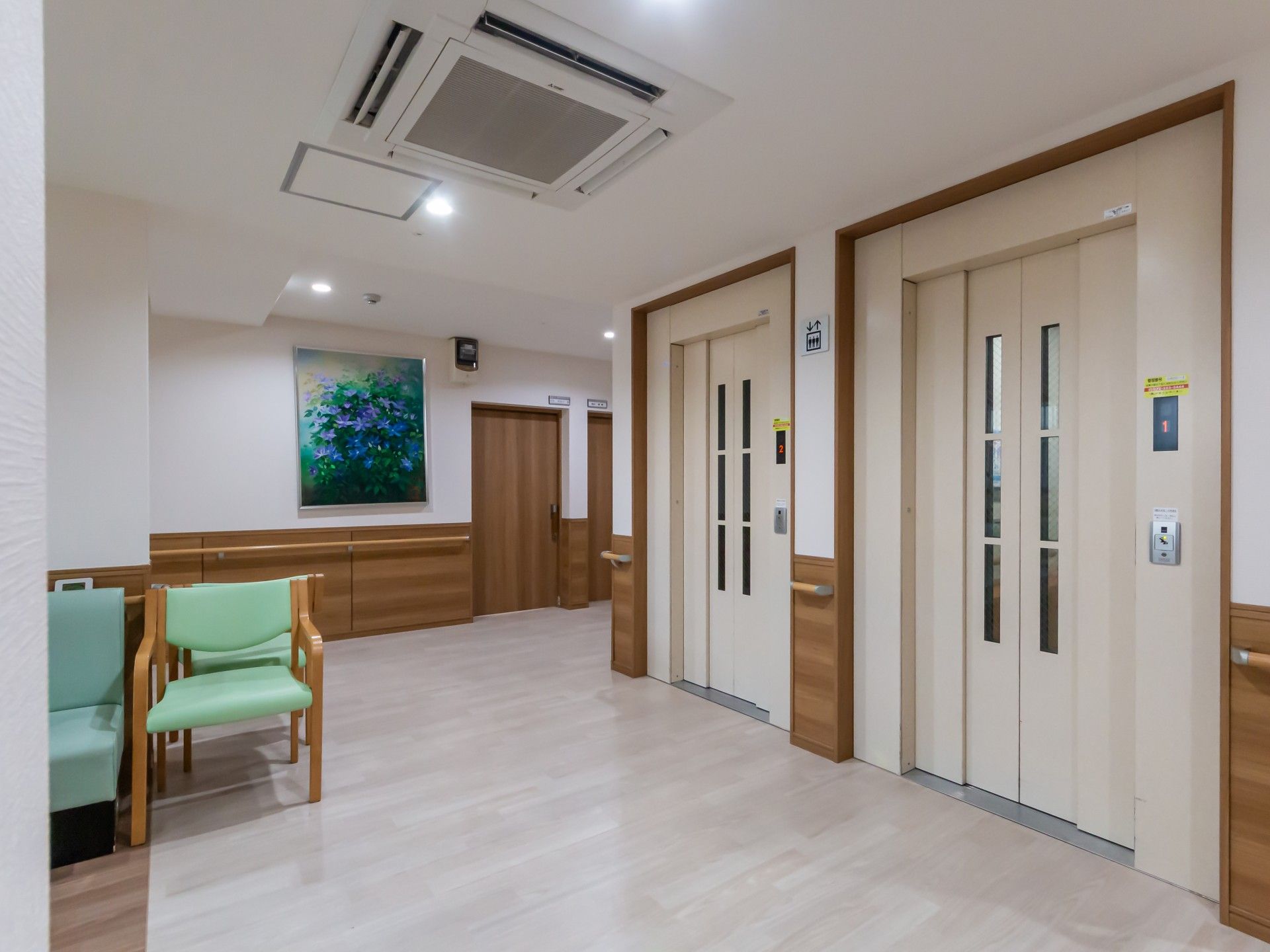 エレベーター前の廊下