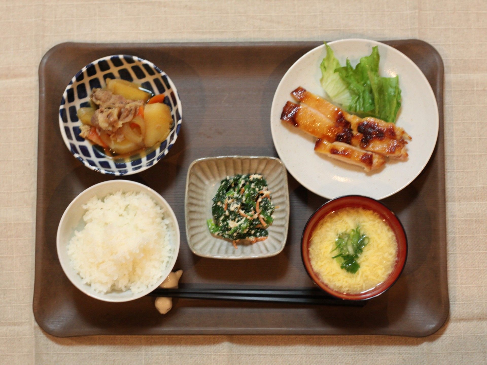 肉じゃがとご飯と味噌汁のセット