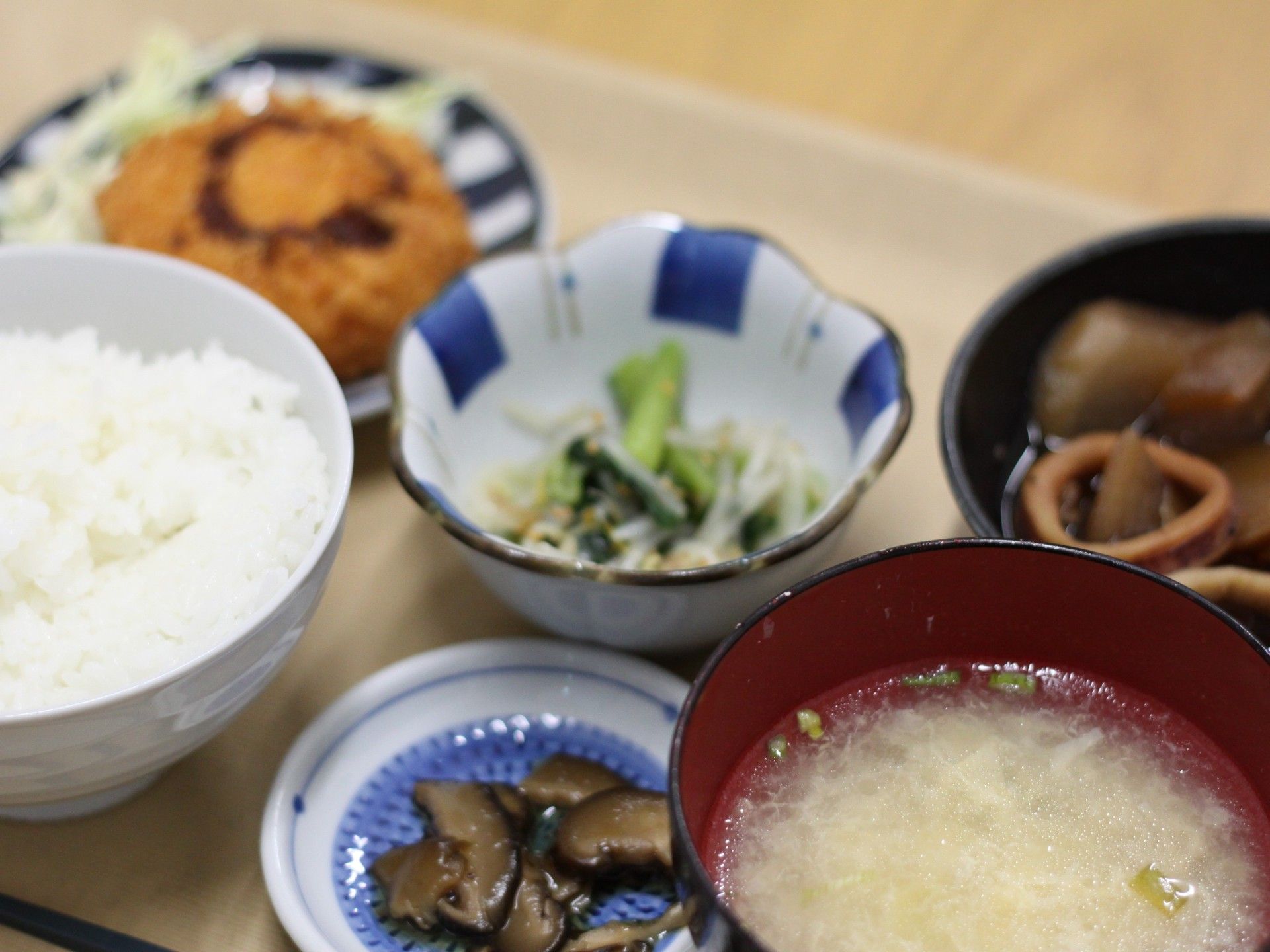 きつねうどんと、丼ぶりのセット
