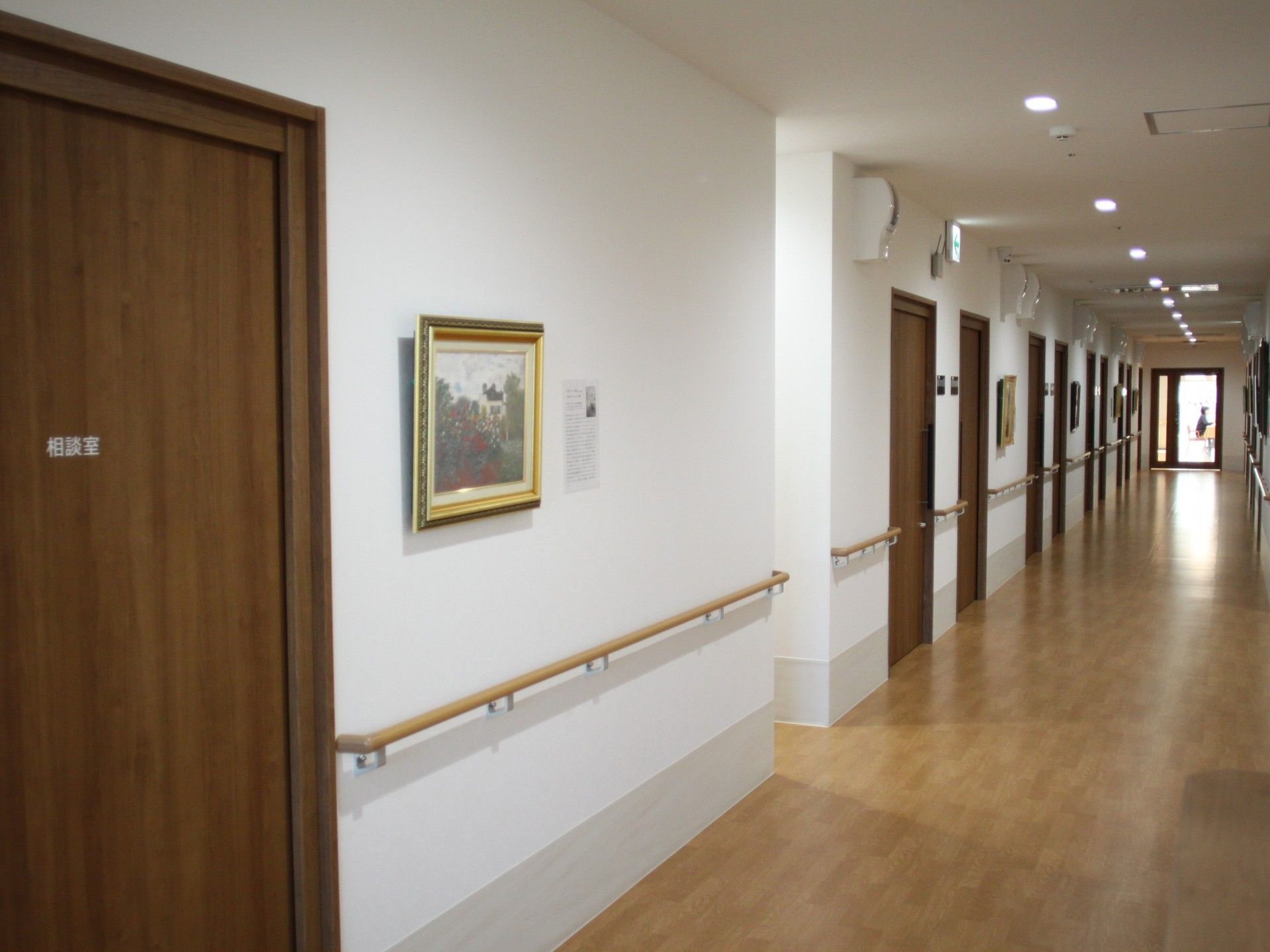 壁に絵画が飾られた廊下