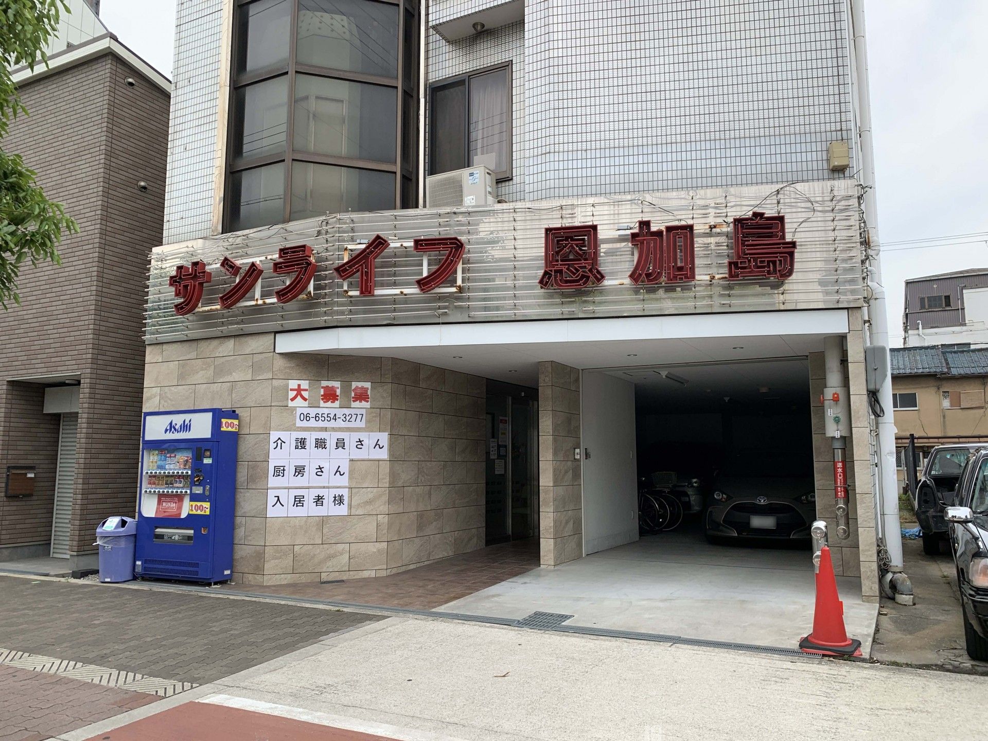 入口が広い建物正面