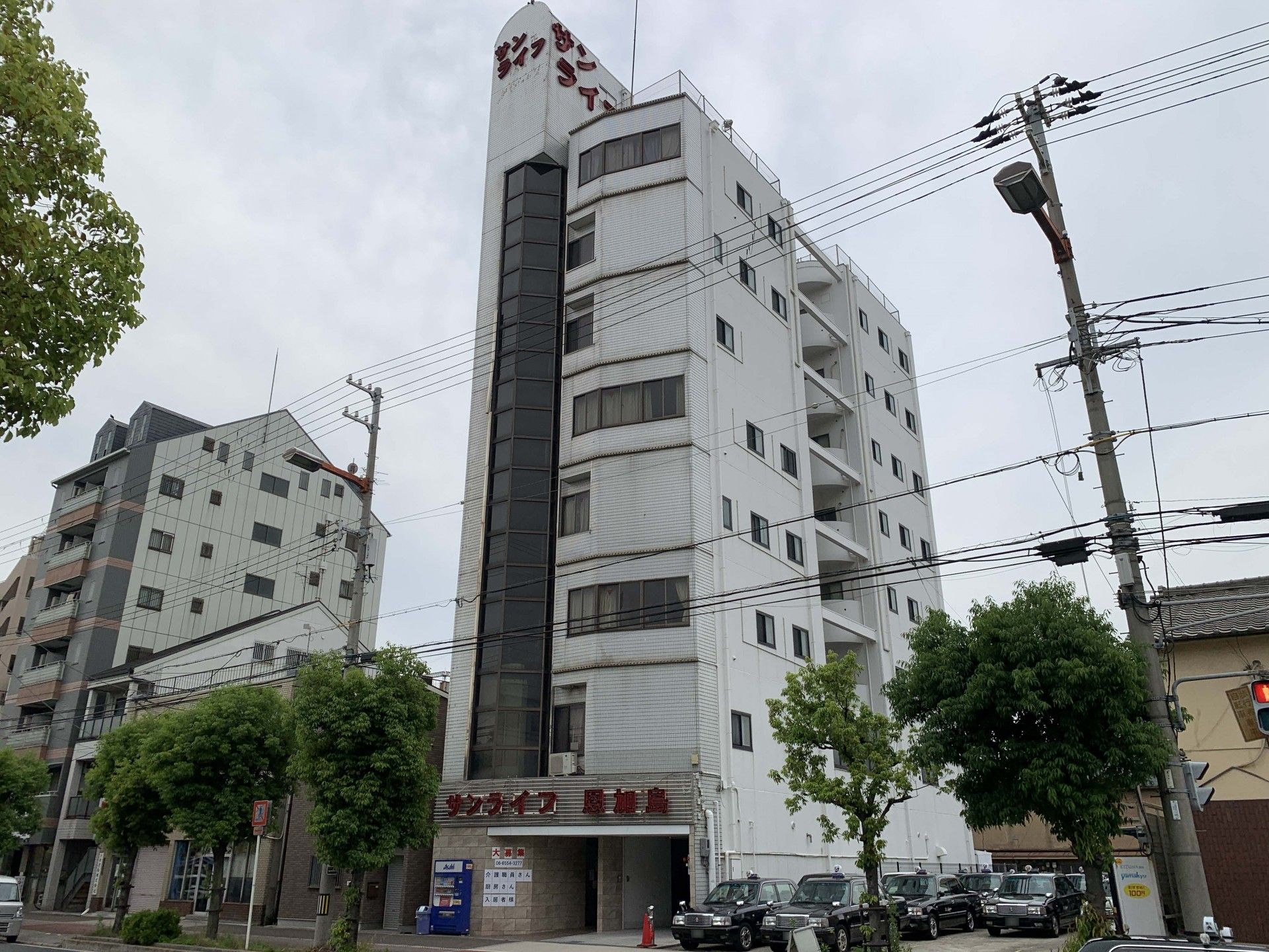 車いすに乗っている男性と寄り添う介護スタッフ