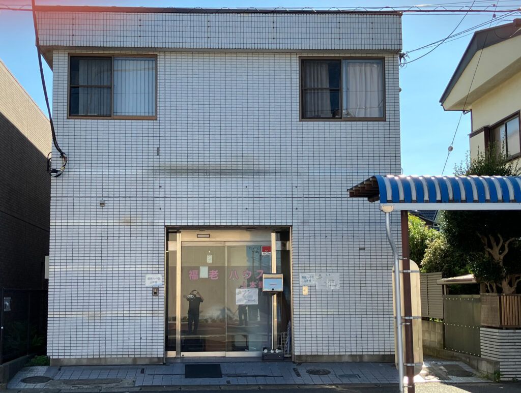 白いタイルの建物外観
