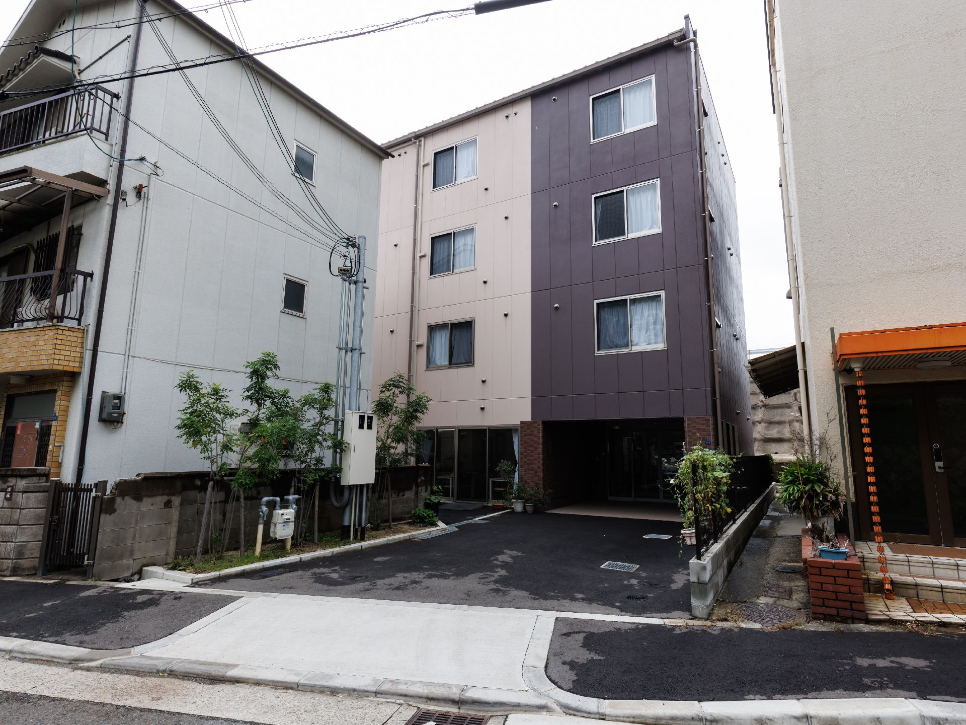 落ち着いた色調の4階建ての施設