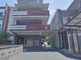 明るくモダンな外観の介護施設