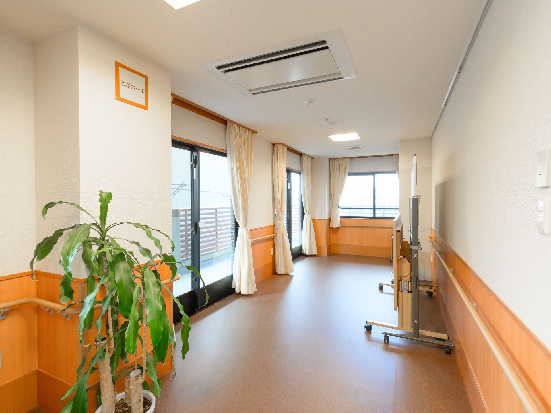 手すりが取り付けられ、床の段差が解消されている廊下