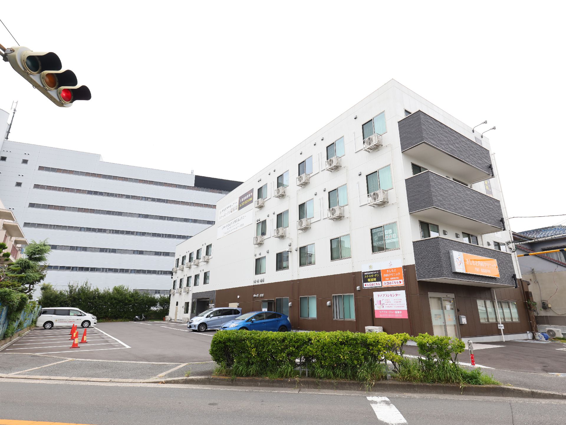 駐車場から撮影した介護施設の外観