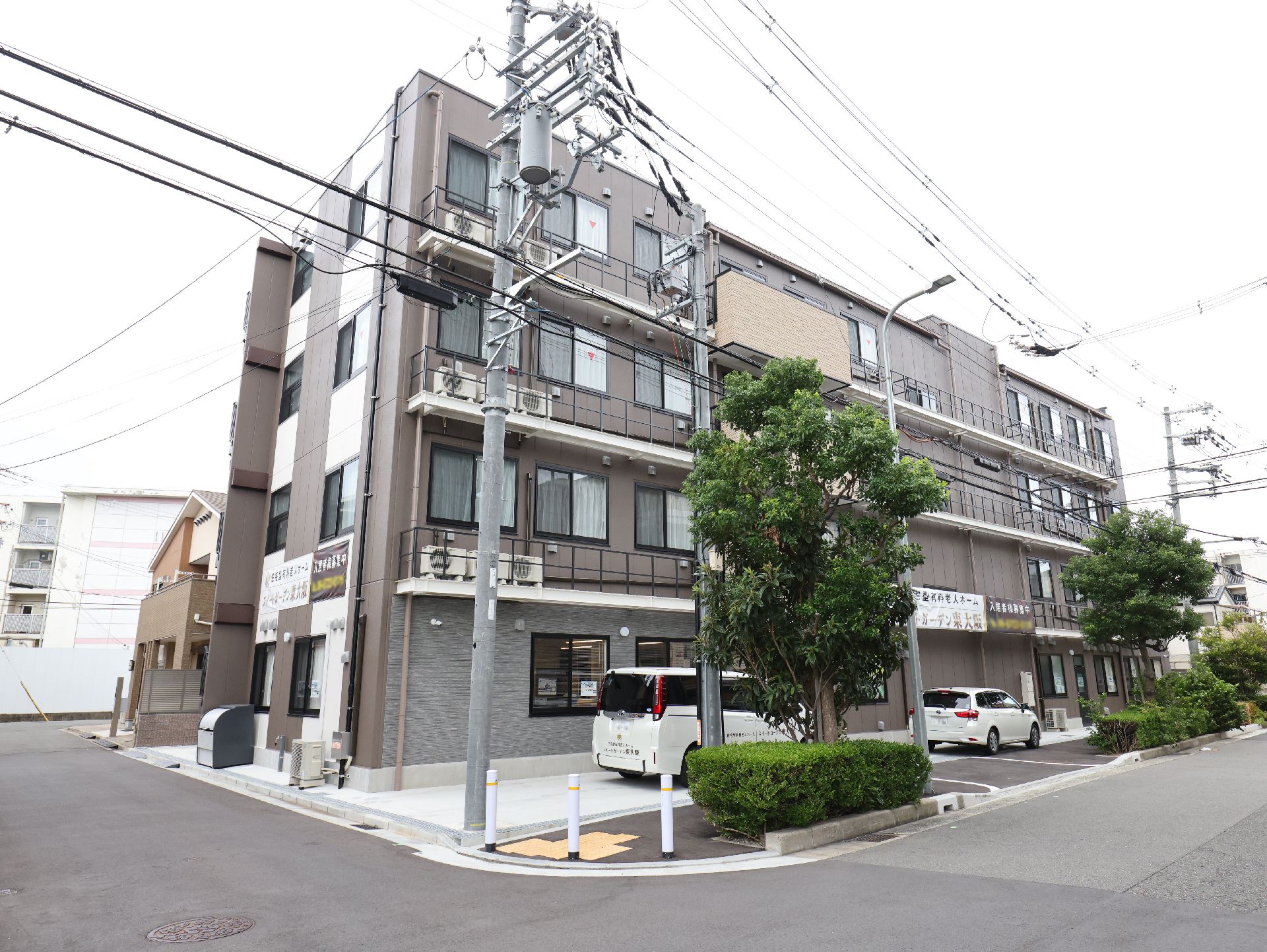 道路に面した場所に設置されている介護施設の外観