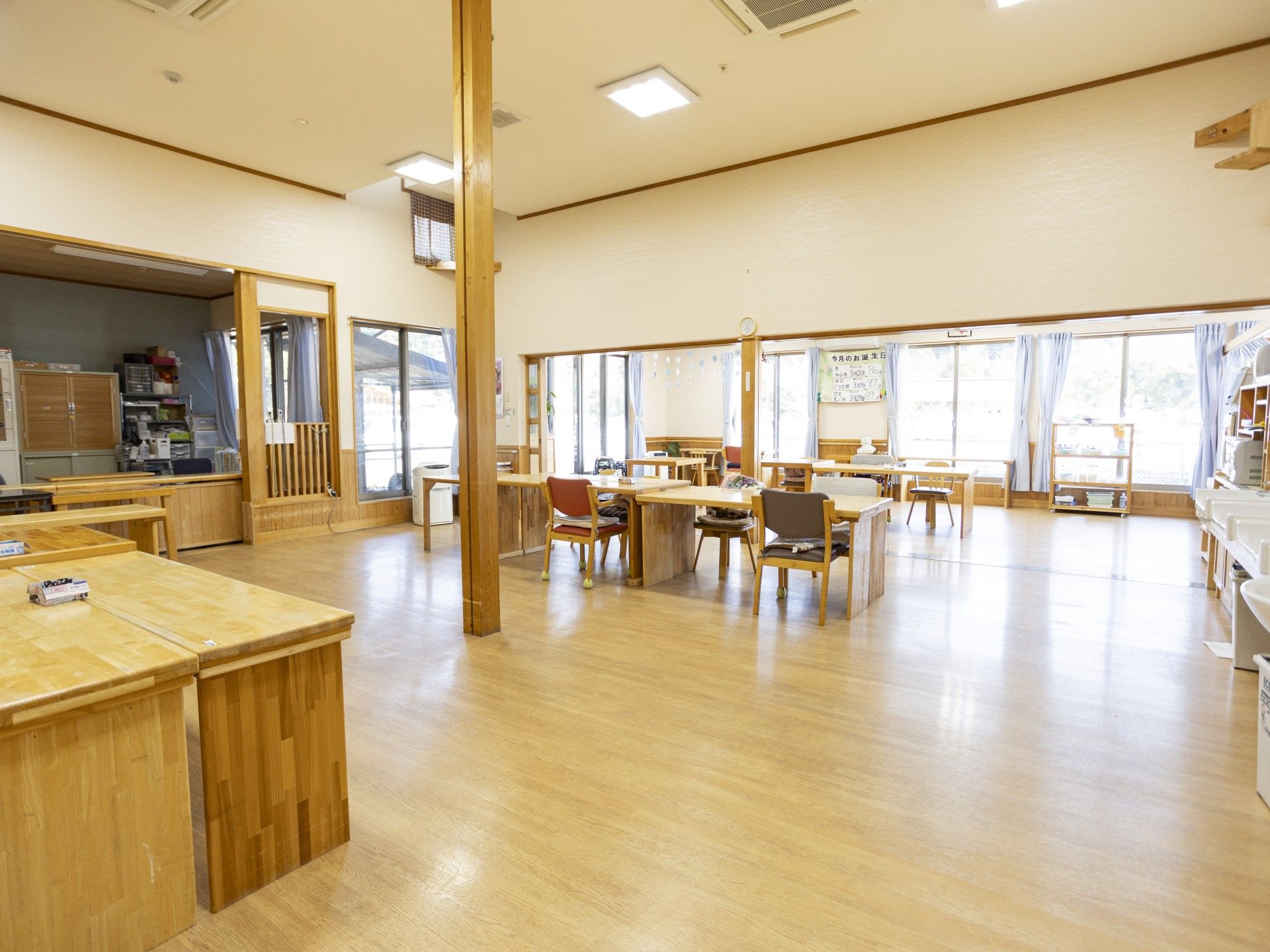 広々とした明るい部屋