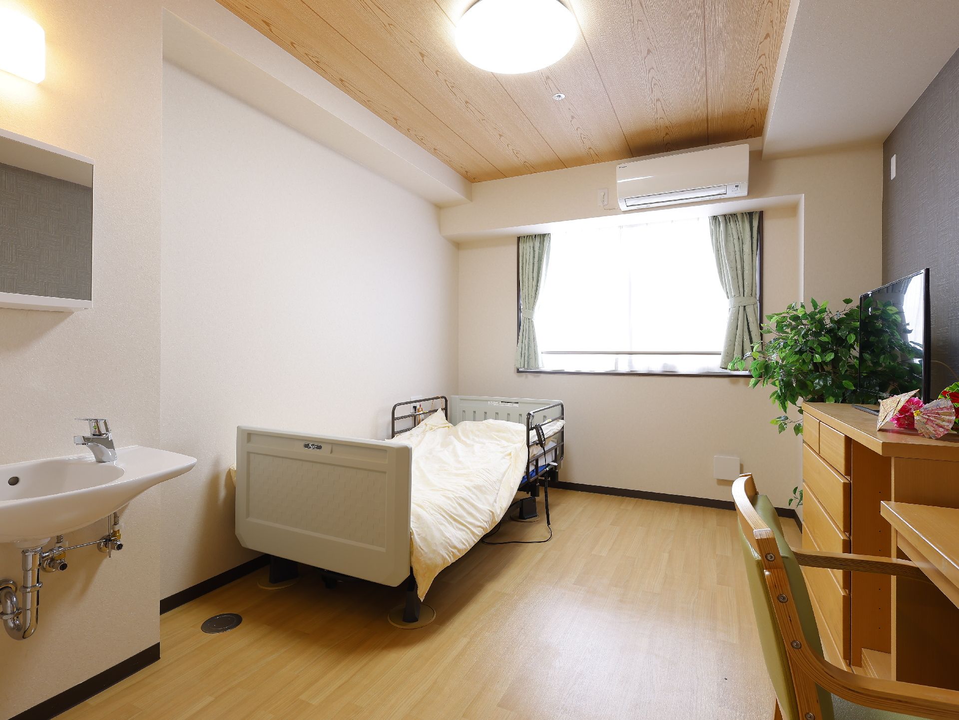 落ち着いた雰囲気で高級感ある居室