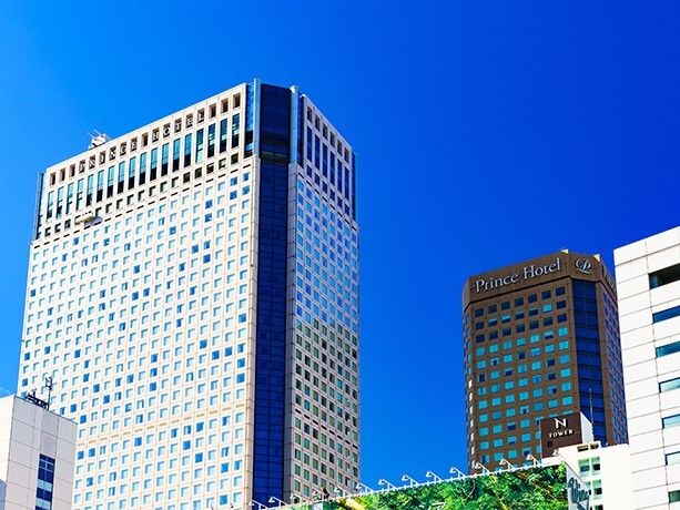 「Prince Hotel」と書かれた背の高いビルが建っている。周辺にも多くのビルが建ち並んでいる。