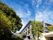 緑に囲まれた建物は日当たりのいい場所に建っていて壁がガラス張り。各フロアにベランダが付いている。